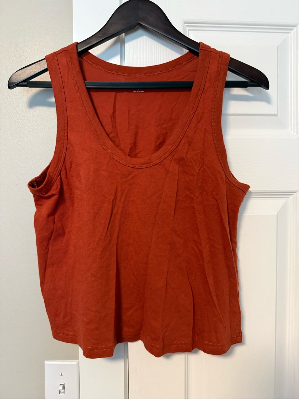 Old Navy cropped tank. Rust. M.